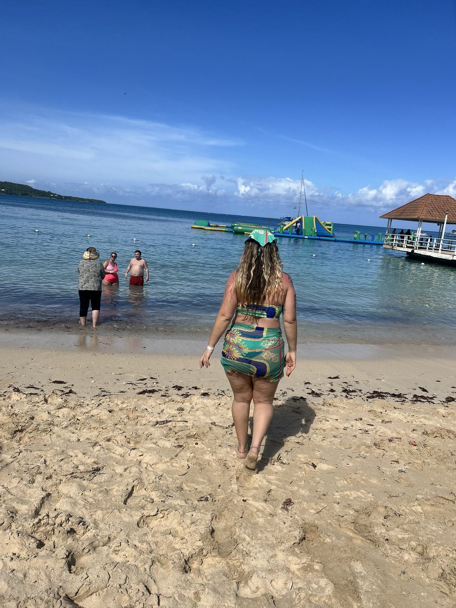 ayaa1k's tweet photo. Hello 2025! Cruised right into the New Year 🌴🥂☀️🎉 https://t.co/IGXqHMxuzu