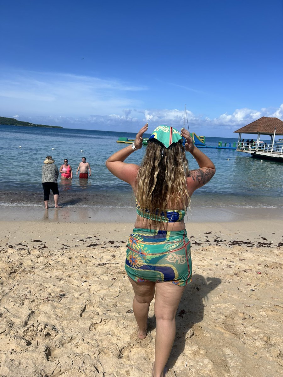 ayaa1k's tweet photo. Hello 2025! Cruised right into the New Year 🌴🥂☀️🎉 https://t.co/IGXqHMxuzu