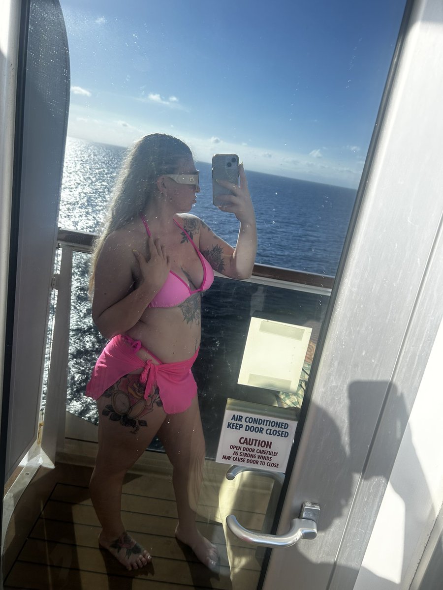 ayaa1k's tweet photo. Hello 2025! Cruised right into the New Year 🌴🥂☀️🎉 https://t.co/IGXqHMxuzu