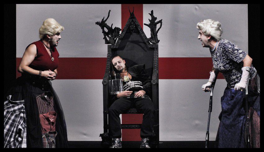 Richard III. v naprosto úchylném a zvráceném (entarteres) pojetí úchylného a zvráceného (entarteren) režiséra Davida Drábka v Klicperově úchylném a zvráceném (entarteres) divadle. Na <a href="/dramox_cz/">Dramox.cz</a> jedna z nejlepších věcí vůbec. Postmoderní politická fraška s přesahem.