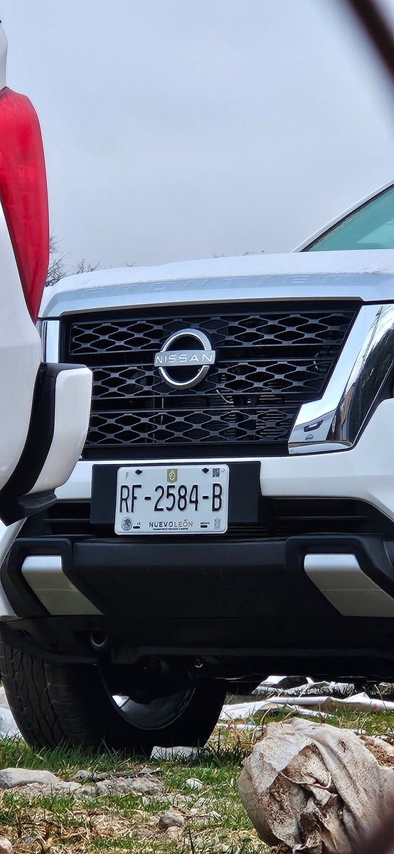 gustavofdelc's tweet photo. En mi ruta dominical en bici a desierto de los Leones , me tope en un terreno,  LITERAL unos 20 o 30 pickups Frontier , Urban nuevecitas,  además de GM Tahoe  con el logo de Morena + la imagen de amlo y con placas de NUEVO LEÓN 🤔 https://t.co/0NF93mXsQd