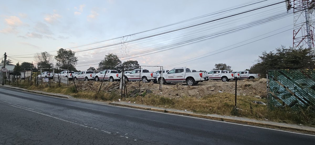 gustavofdelc's tweet photo. En mi ruta dominical en bici a desierto de los Leones , me tope en un terreno,  LITERAL unos 20 o 30 pickups Frontier , Urban nuevecitas,  además de GM Tahoe  con el logo de Morena + la imagen de amlo y con placas de NUEVO LEÓN 🤔 https://t.co/0NF93mXsQd
