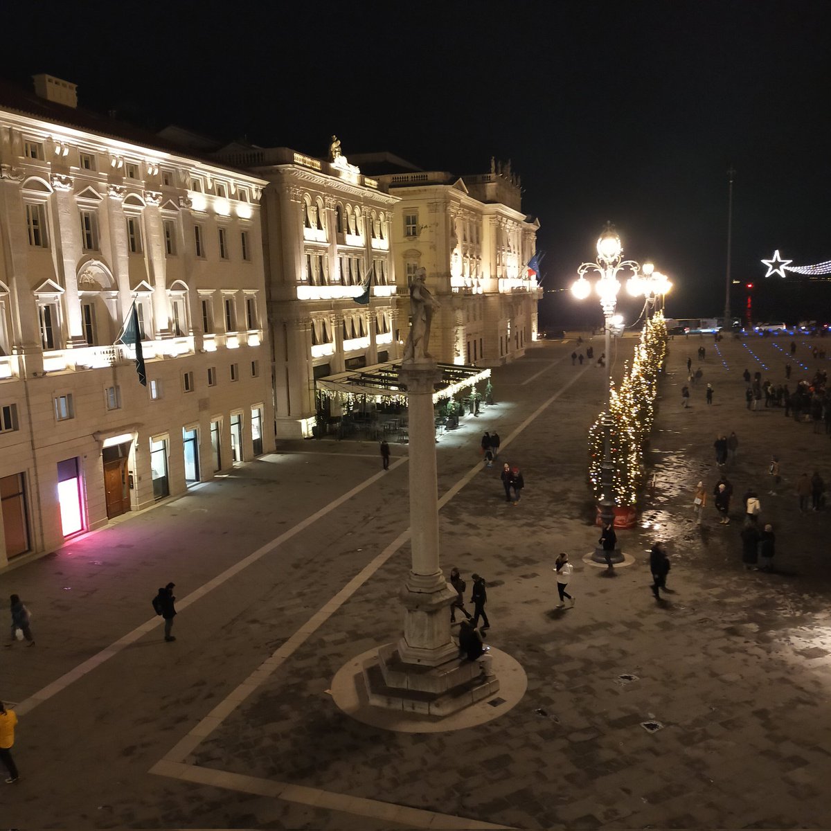 Antonel43790426's tweet photo. @JamesLucasIT @claudioborghi La più bella piazza al mondo (vista dal balcone del comune) 😊 https://t.co/k8jWEcMjkg