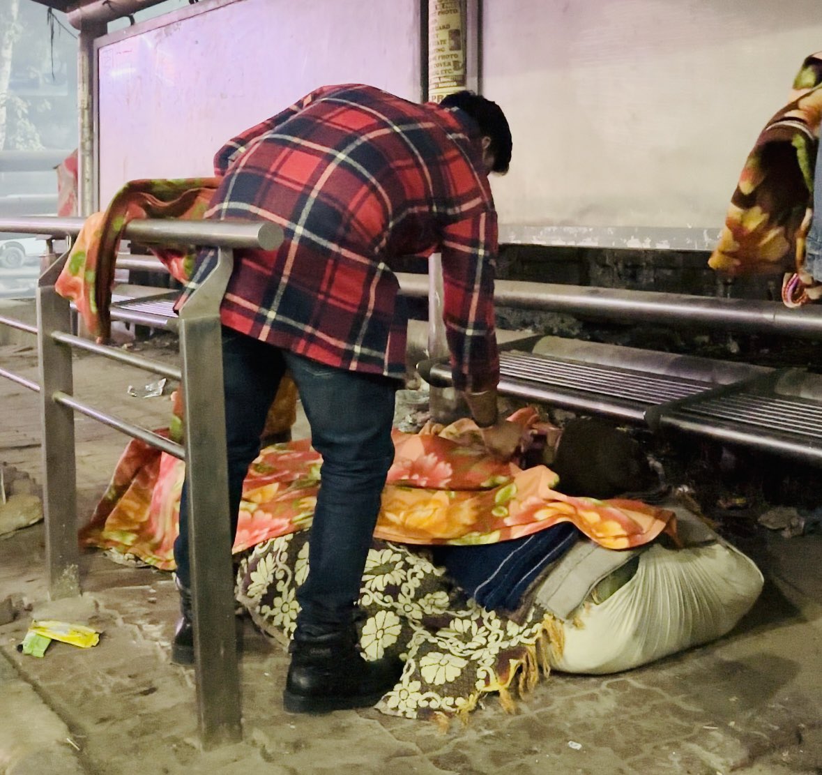 VineetNarayanS1's tweet photo. सेवा ही धर्म
आज अपने जन्मदिन पे रात के लगभग 12 बजे फुटपाथ पे सोये हुए इस कड़ाके की ठंड मे लोगों को कंबल होराकर अपने दिन का शुरुआत किया l
#skvm #patnasahib #satyendrakushwaha https://t.co/q79VcMTTPb
