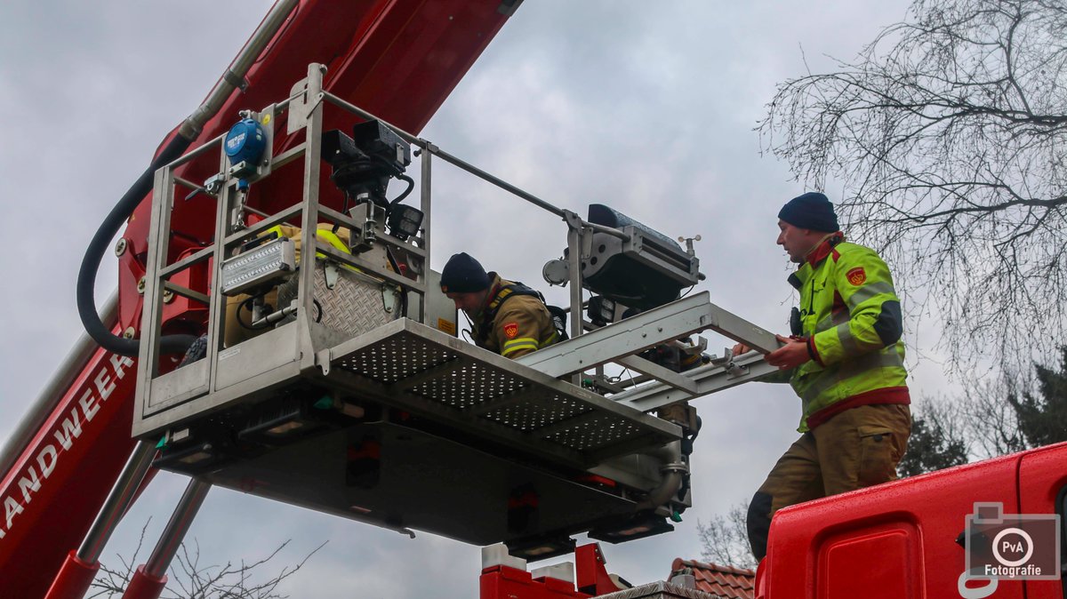 Brandweer assisteert ambulancedienst Scheperweg Apeldoorn