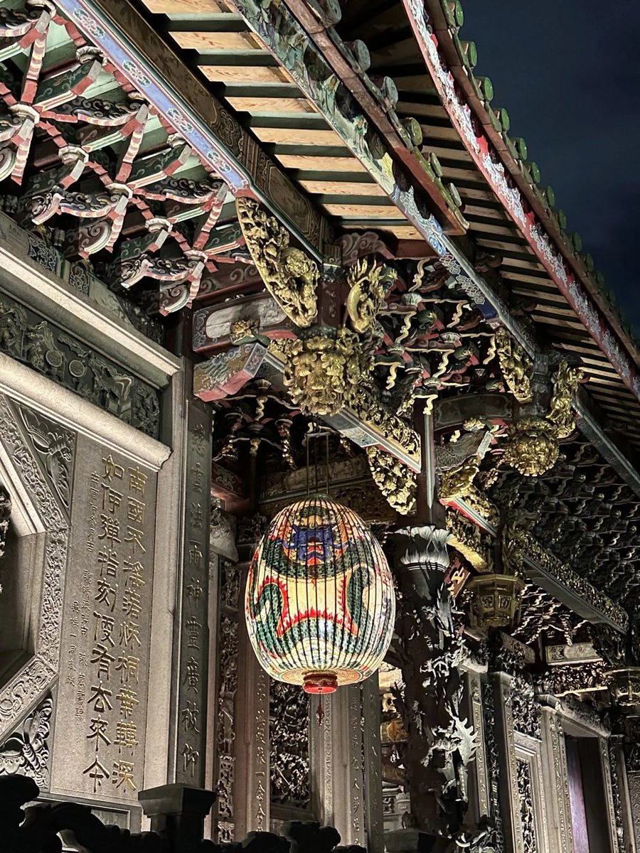 夜の艋舺の龍山寺です