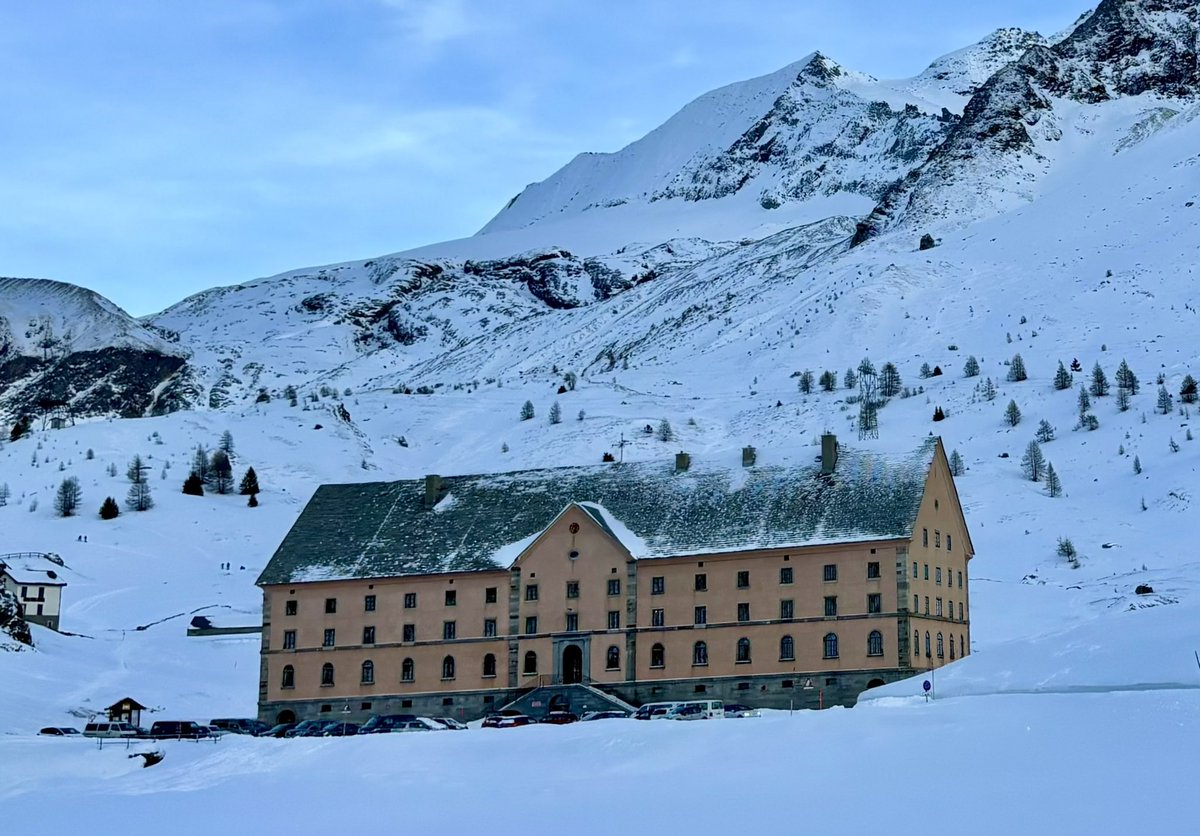 _Royville_'s tweet photo. Simplon Hospiz (2005m) muistuttaa Hohdon hotellia ennemmän kuin oikea Hohdon hotelli. Tänne on päästävä yöpymään ja juttelemaan baarin omituisia. 🤗
#Simplonpass #Valais #Sveitsi https://t.co/8wlGOp92R0