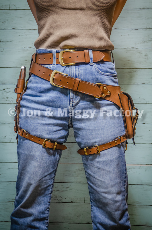 NK細胞の革装具　その（１）

映画「はたらく細胞」にて、NK細胞の腰回りの革装具（ベルト、ポーチ、ナイフシース）の製作で協力させて頂きました。
#映画はたらく細胞