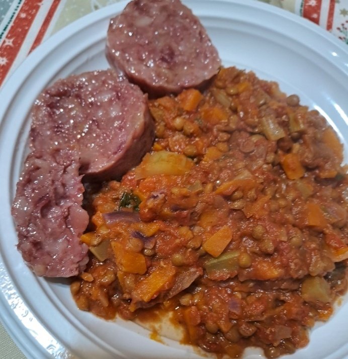 annamarylight's tweet image. Dite che è  troppo? Buona #cena a tutti! Stasera #lenticchie e #cotechino in un soffritto di sedano,carote e cipolla!👩‍🍳🧑‍🍳
Buon #appetito!
#cucina 
#secondipiatti 
#piattounico