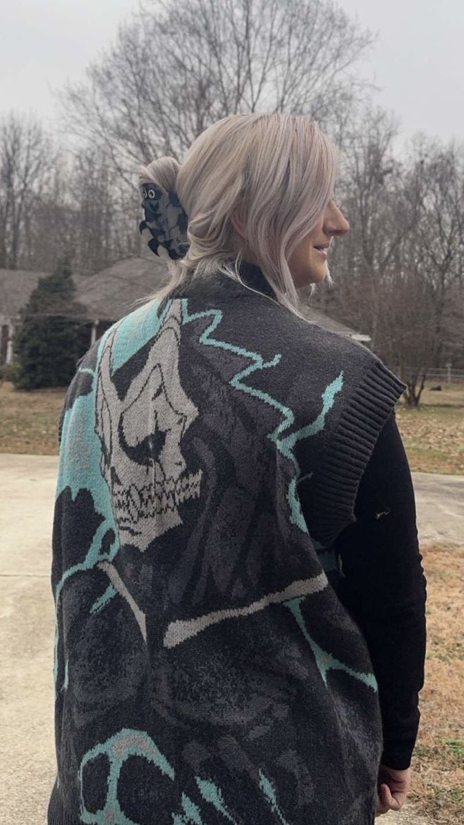 shenastyTCG's tweet photo. showing off my new favorite baggy sweater vest 🤩 

#ATSUKO #KaijuNo8 @shopatsuko https://t.co/HDi3nhqDEy