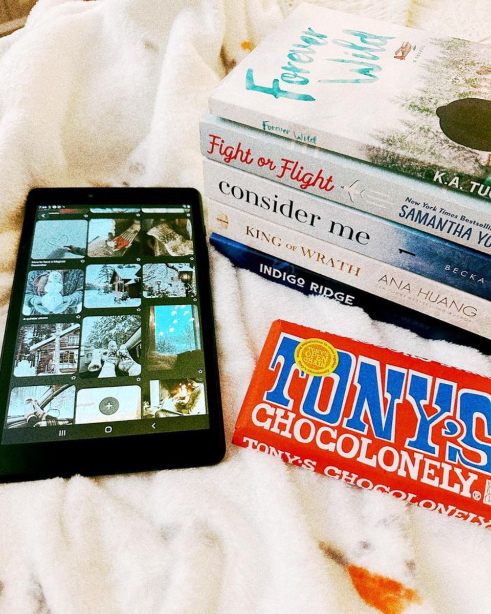 Winter evening checklist:

✅Something cozy

✅Something to read

✅.. and something sweet

How do you like spending your winter nights? 😊✨