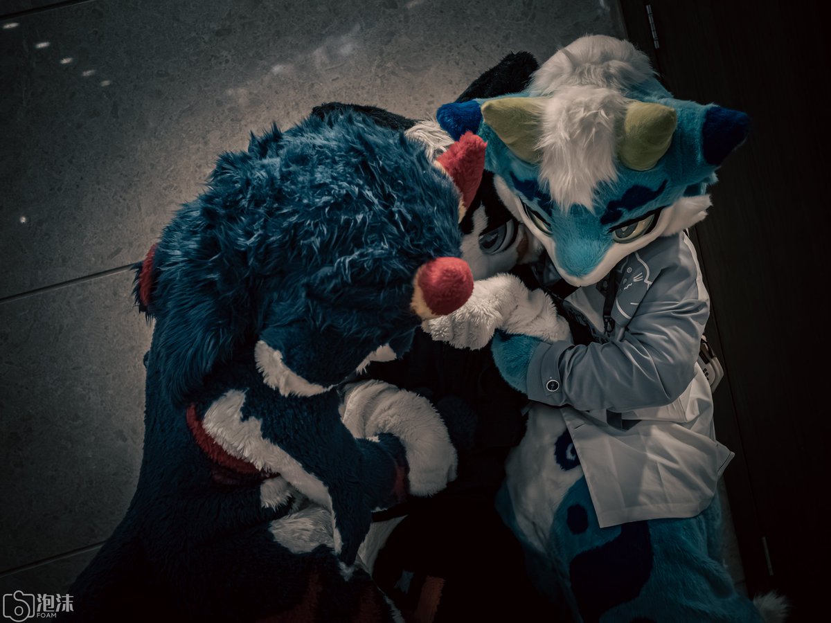 #FursuitEveryday 
*本組照騙沒有任何毛毛受到霸凌/傷害*
哪朵玫瑰 沒有荊棘？
最好的 報復是 美麗
最美的 盛開是 反擊
別讓誰去 改變了你 
你是你 或是妳 都行
會有人 全心的 愛你
——《玫瑰少年》蔡依林