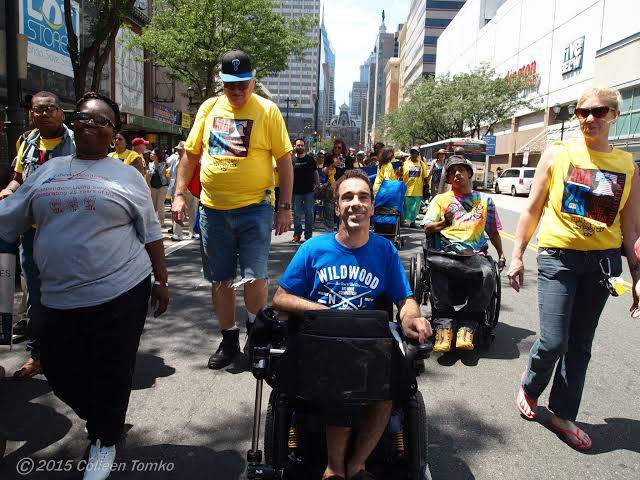 ❌2008 yılımda Fransa’da hükümetin  engellileri yoksulluğa sürüklediğini ifade eden 30.000 engelliler Paris'te "makul ve adil" bir yaşam talebiyle yürüyüş düzenledi. Ülkenin dört bir yanından gelenler 2 km. yürüyerek  ve istediklerini alıncaya kadar eve gitmediler. Sıra bizde🎯♿️