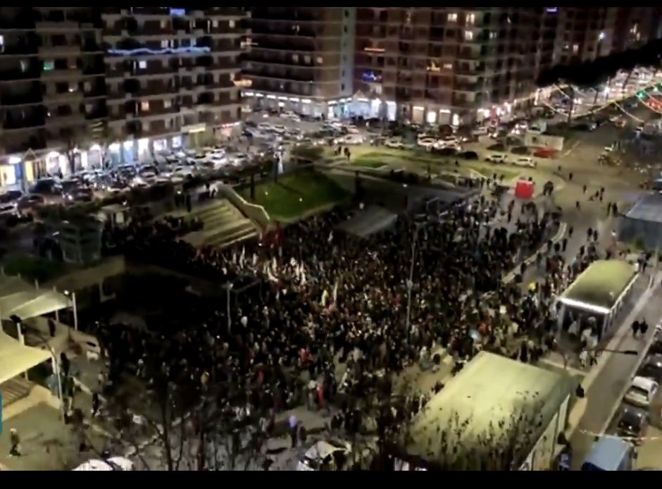 radio__zek's tweet photo. Tantissime persone in piazza a Roma per manifestare solidarietà alla coppia gay aggredita la notte di Capodanno perché si teneva per mano. 

C’è anche un’Italia migliore, che non ha paura di chiedere più civiltà e diritti. 

❤️🌈 https://t.co/VI03zlq8yC