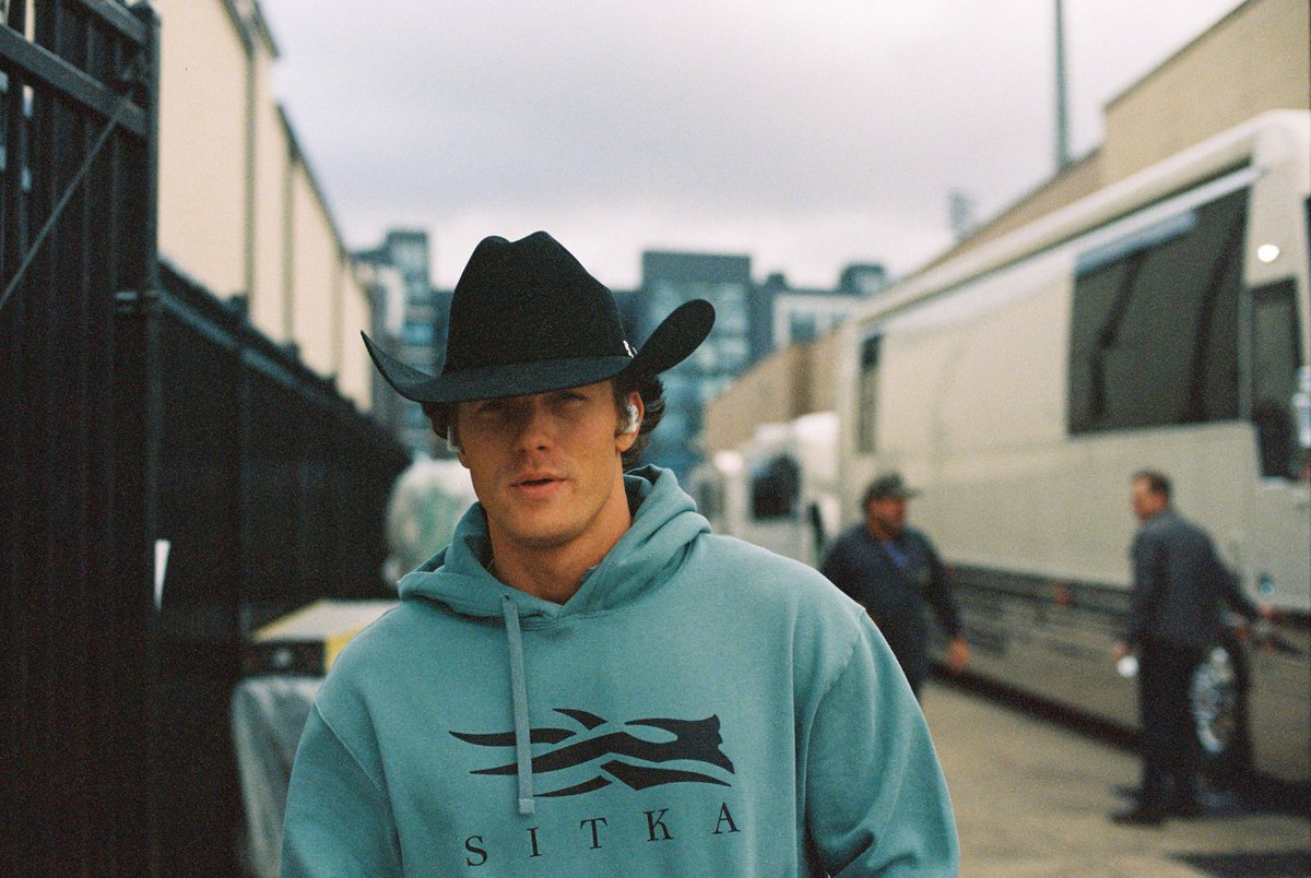 ParkerMcCollum's tweet photo. Hear that whistle wind and holler https://t.co/JAPdPY38Uq
