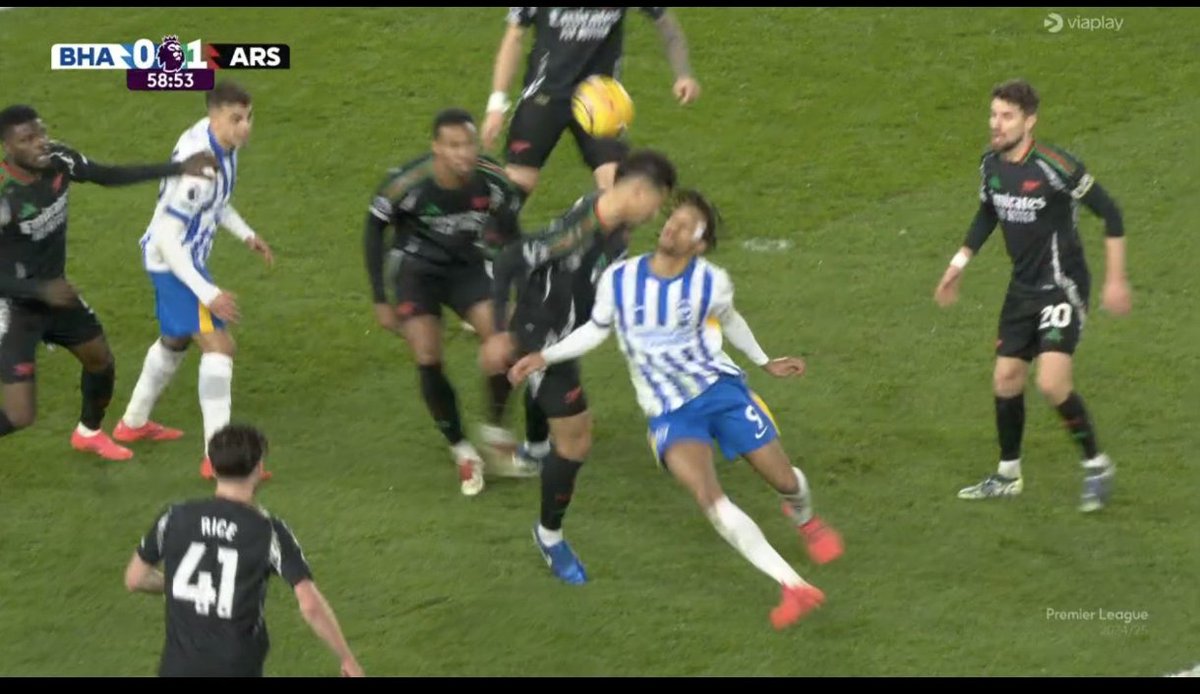 CpaMbugua's tweet photo. @premierleague Ref's brilliant https://t.co/UzLsHbRe8j