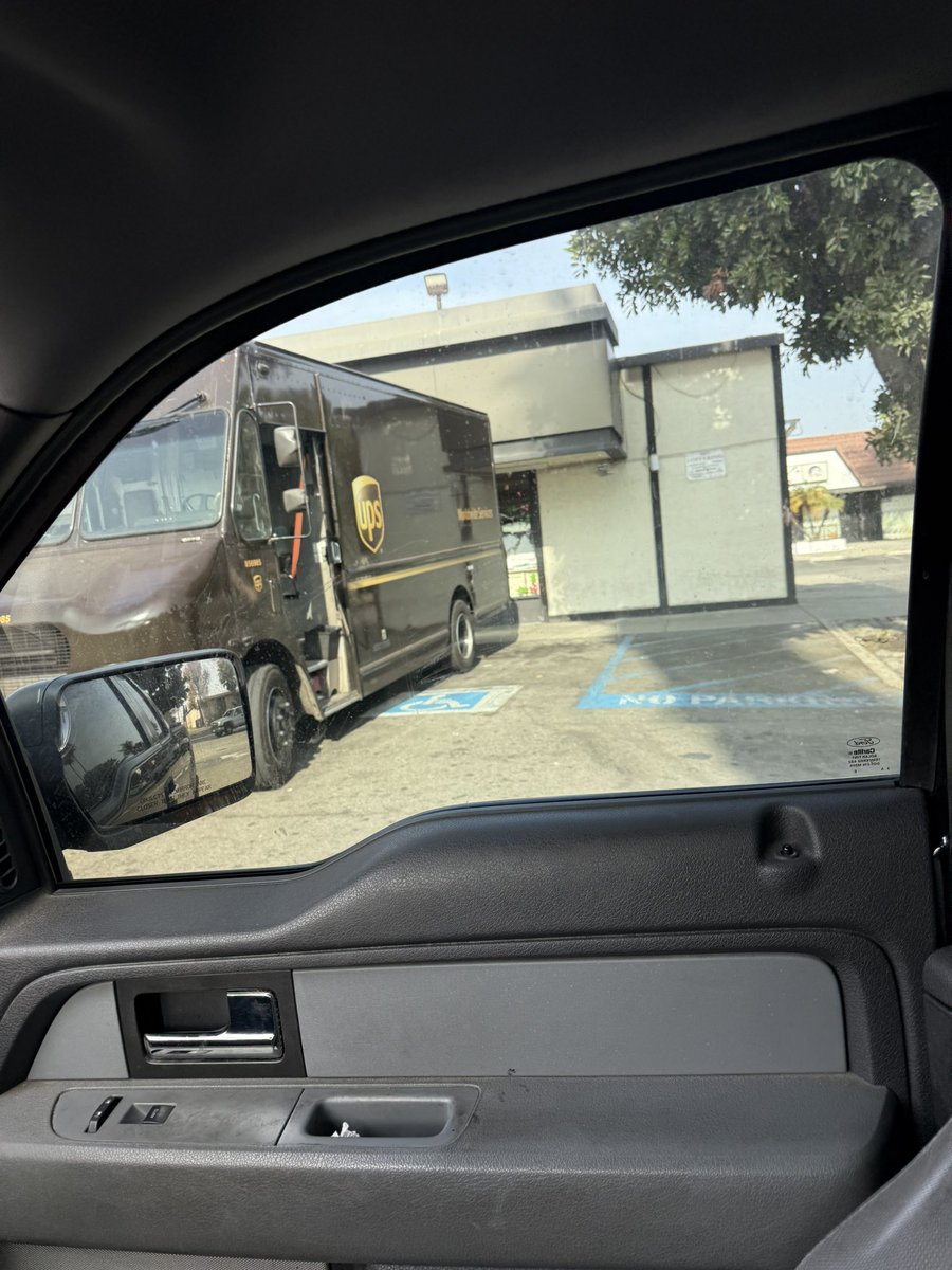 cableguy160's tweet image. Hey @UPS why are your drivers parking in the handicap spot?