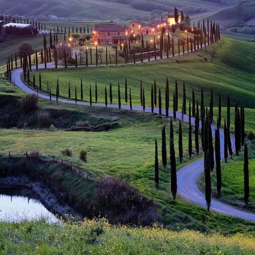 Claudia_Zahn's tweet image. #Tuscany, #Italy
Photo By: İlhan Eroğlu - @ilhan1077 [IG]
By #ArchitectureAndDesign 
#Architecture #Design #Style #Nature #Art #Artist #Photo #Photographer #Urbanism #City #Village #Staircases #History #Histoire #Abandoned #AbandonedPlaces