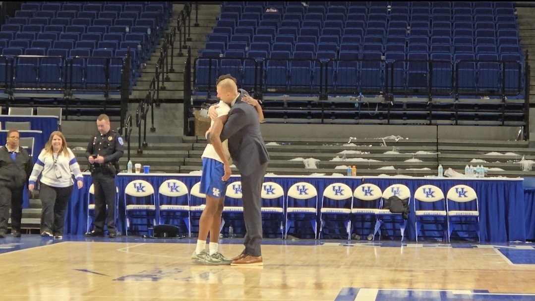 CBeasmoreSports's tweet image. Jaxson Robinson and Mark Pope share a moment together after the Florida game π. #BBN