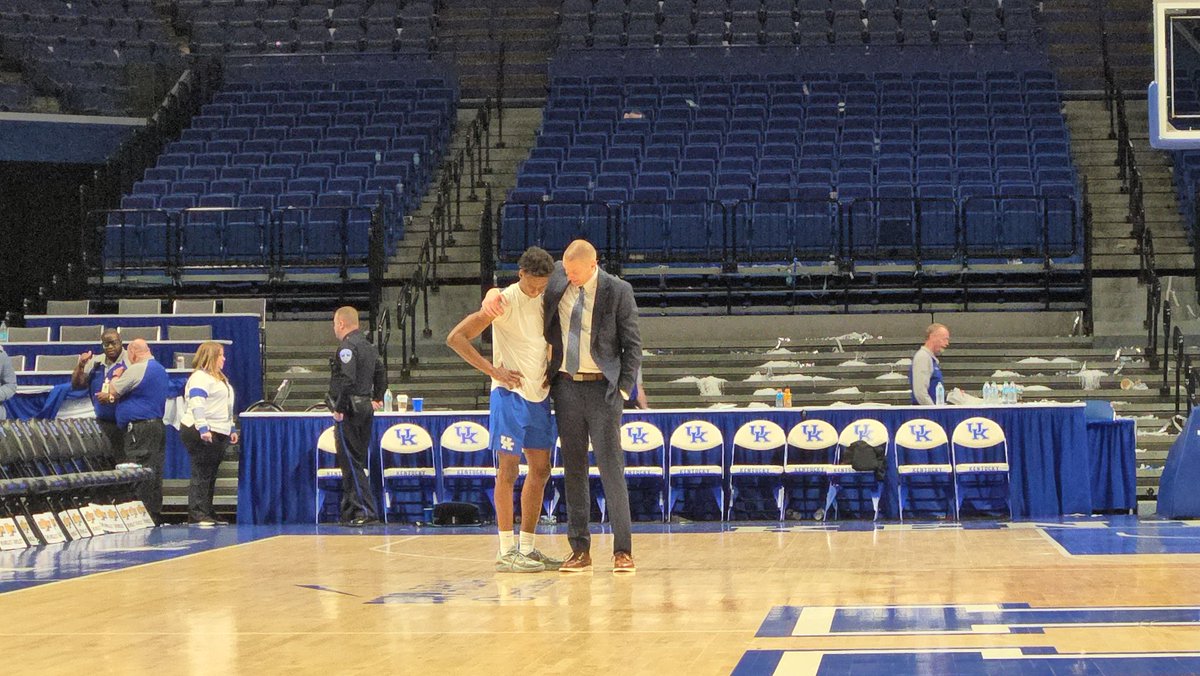 CBeasmoreSports's tweet image. Jaxson Robinson and Mark Pope share a moment together after the Florida game π. #BBN