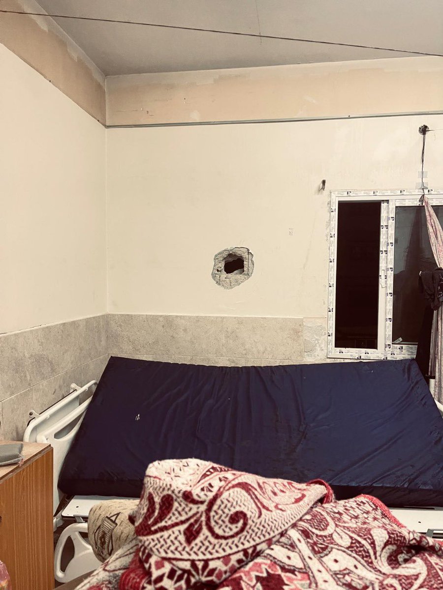 PalestineRCS's tweet photo. 🚨Urgent: A patient companion was seriously injured, and significant damage was caused to several facilities at PRCS #AlAmal Hospital.
This occurred as a result of the Israeli occupation forces bombing a residential house near the society’s headquarters in the Al-Amal neighborhood of Khan Younis city. #Gaza