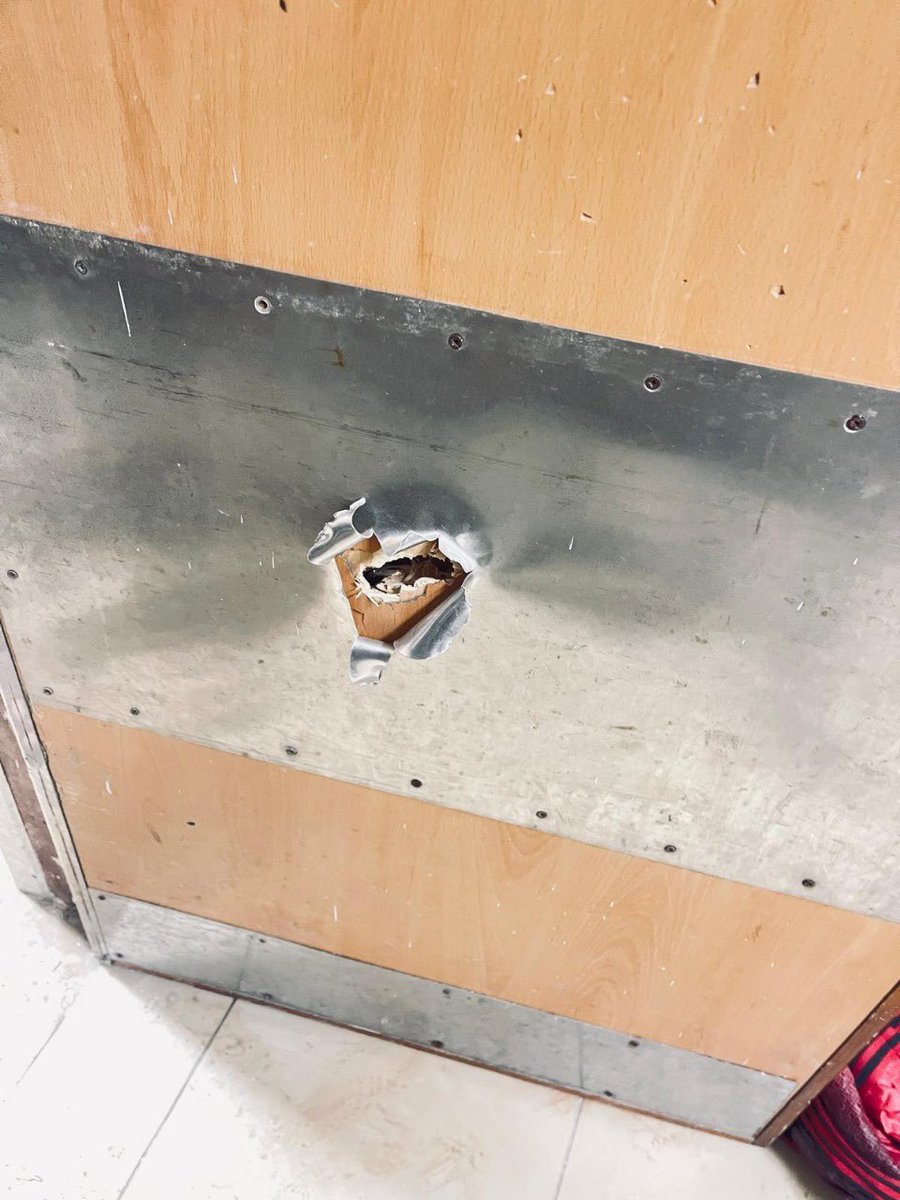 PalestineRCS's tweet photo. 🚨Urgent: A patient companion was seriously injured, and significant damage was caused to several facilities at PRCS #AlAmal Hospital.
This occurred as a result of the Israeli occupation forces bombing a residential house near the society’s headquarters in the Al-Amal neighborhood of Khan Younis city. #Gaza