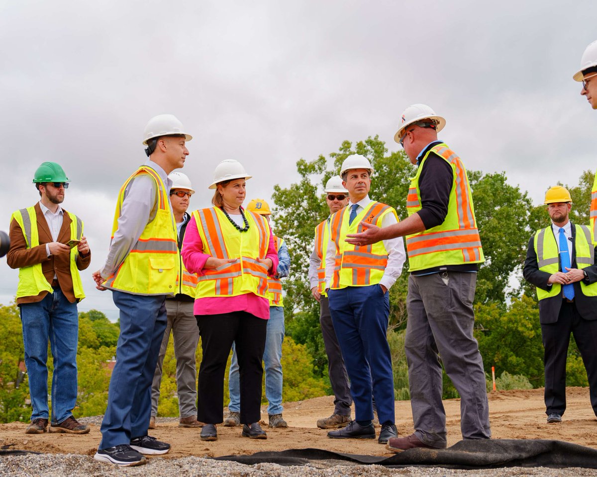 SecretaryPete's tweet image. I&apos;ve met so many workers across America who are turning infrastructure plans into reality. They are right to take pride in their work to deliver our nation&apos;s Infrastructure Decade. 

And with 66,000+ projects underway, there&apos;s so much more to come! Invest.gov.