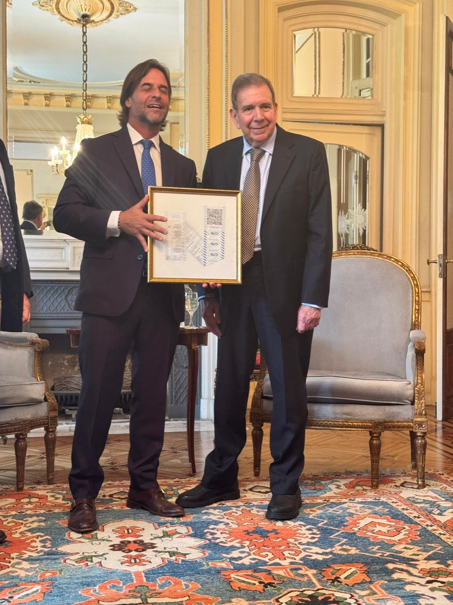 Estamos con el Presidente de Uruguay, Luis Lacalle, a quien le hicimos entrega del testimonio documental de la gesta cívica de los venezolanos el 28J: las actas que testifican el triunfo del cambio.