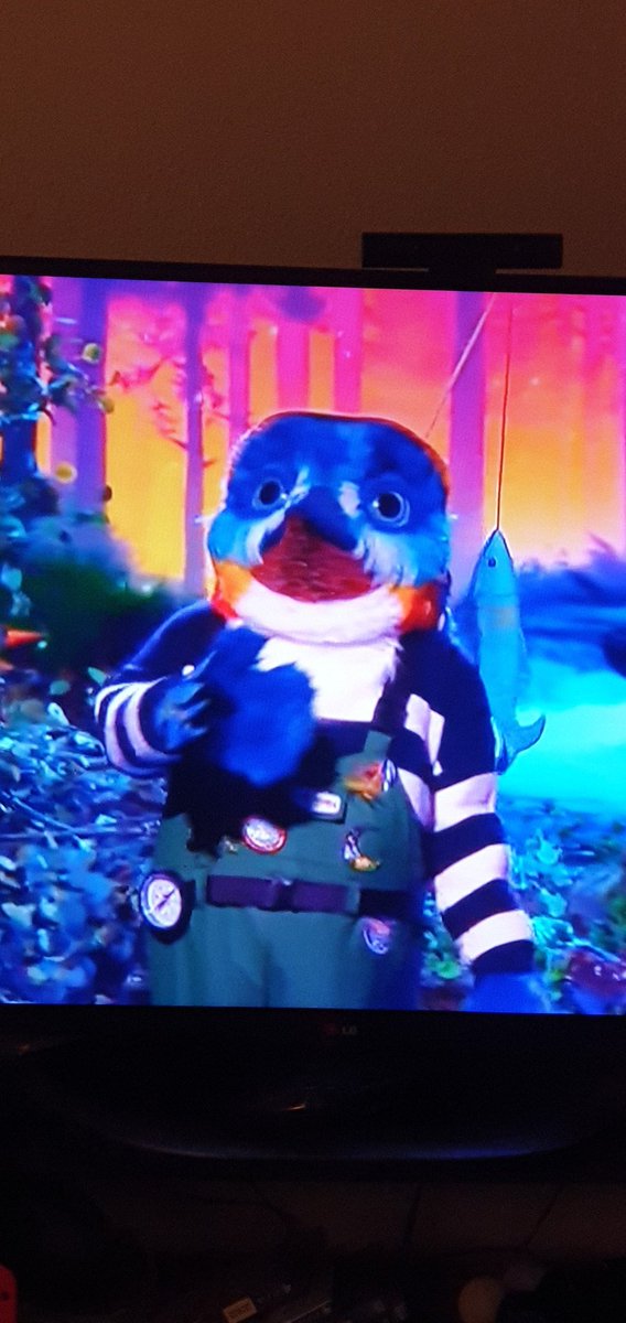 #TheMaskedSinger kingfisher is the one and only <a href="/RealBobMortimer/">bob mortimer</a> 
#Gonefishing
 <a href="/PaulWhitehouse/">Paul Whitehouse</a> <a href="/MayaJama/">Maya Jama</a> <a href="/johnathonross1/">johnathonross</a> <a href="/ThisisDavina/">Davina McCall</a> <a href="/joeldommett/">Joel Dommett</a>