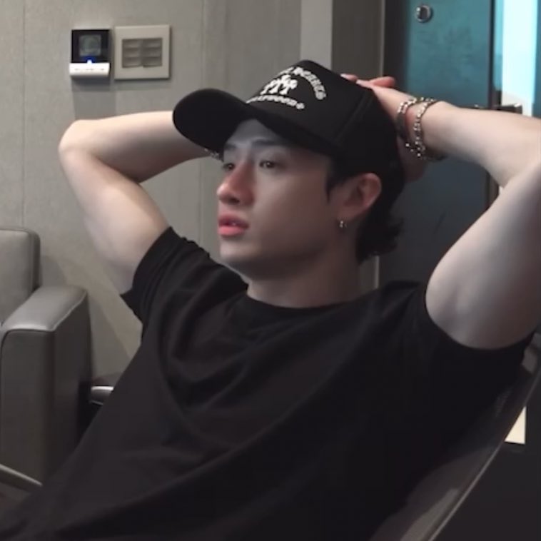 sapphicjoys's tweet image. chan has always been beautiful but i do think that right now he is the handsomest he has ever looked. 27 is such a pretty number too