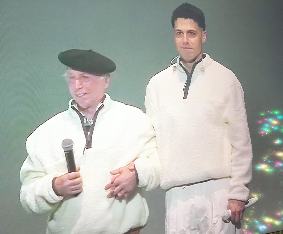 Nit852's tweet photo. Hunkigarria eta ahaztezina!!! Erramun Martikorena eta Pello Reparaz...gora gu eta gutarrak!!! Kontzertu brutala.Aupa Zetak!!! https://t.co/8mvnGEN6qy