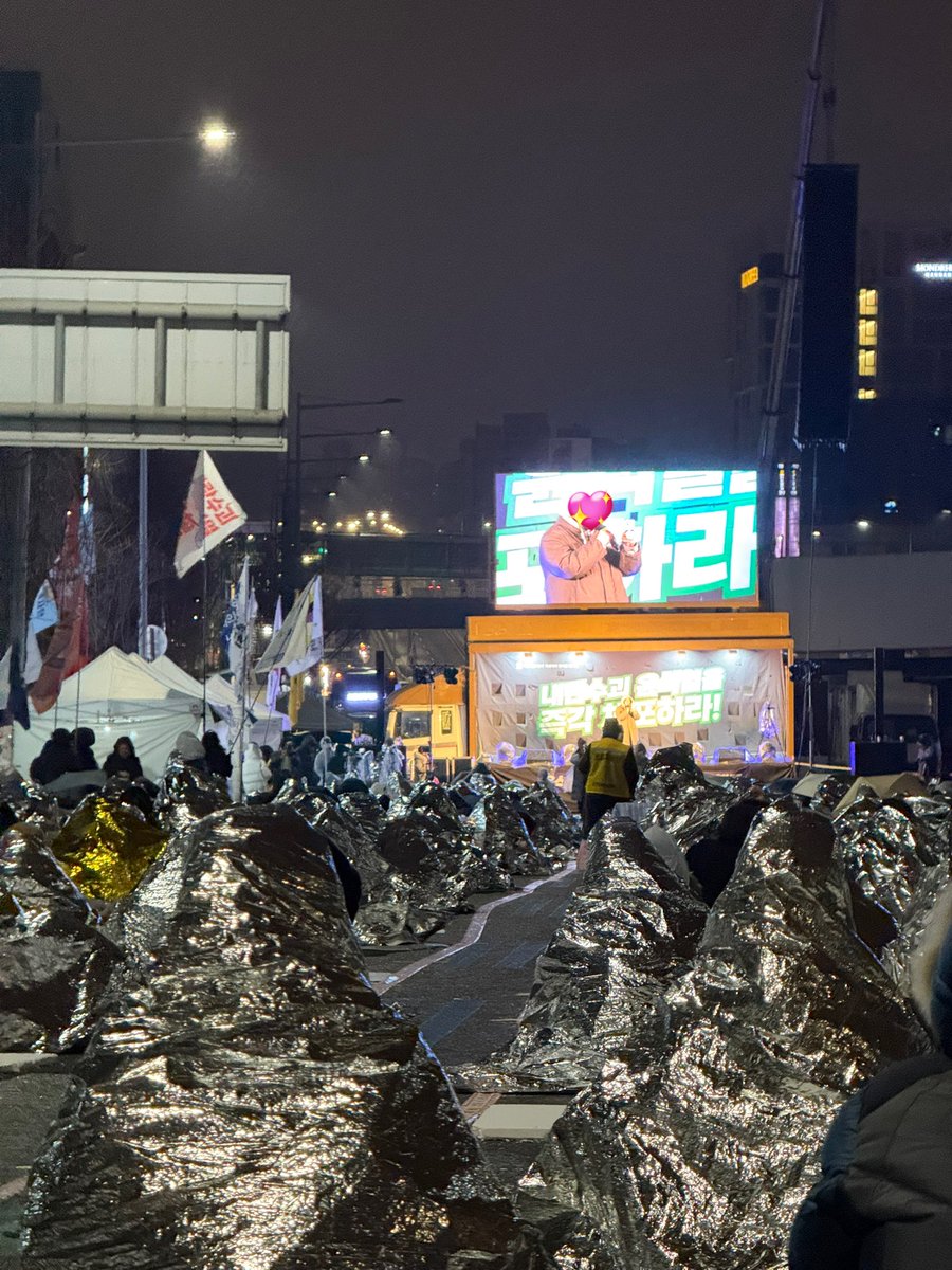 easyaccountid's tweet image. 은박담요를 온몸에 두른 한강진 키세스 동지들…😭✊투쟁
