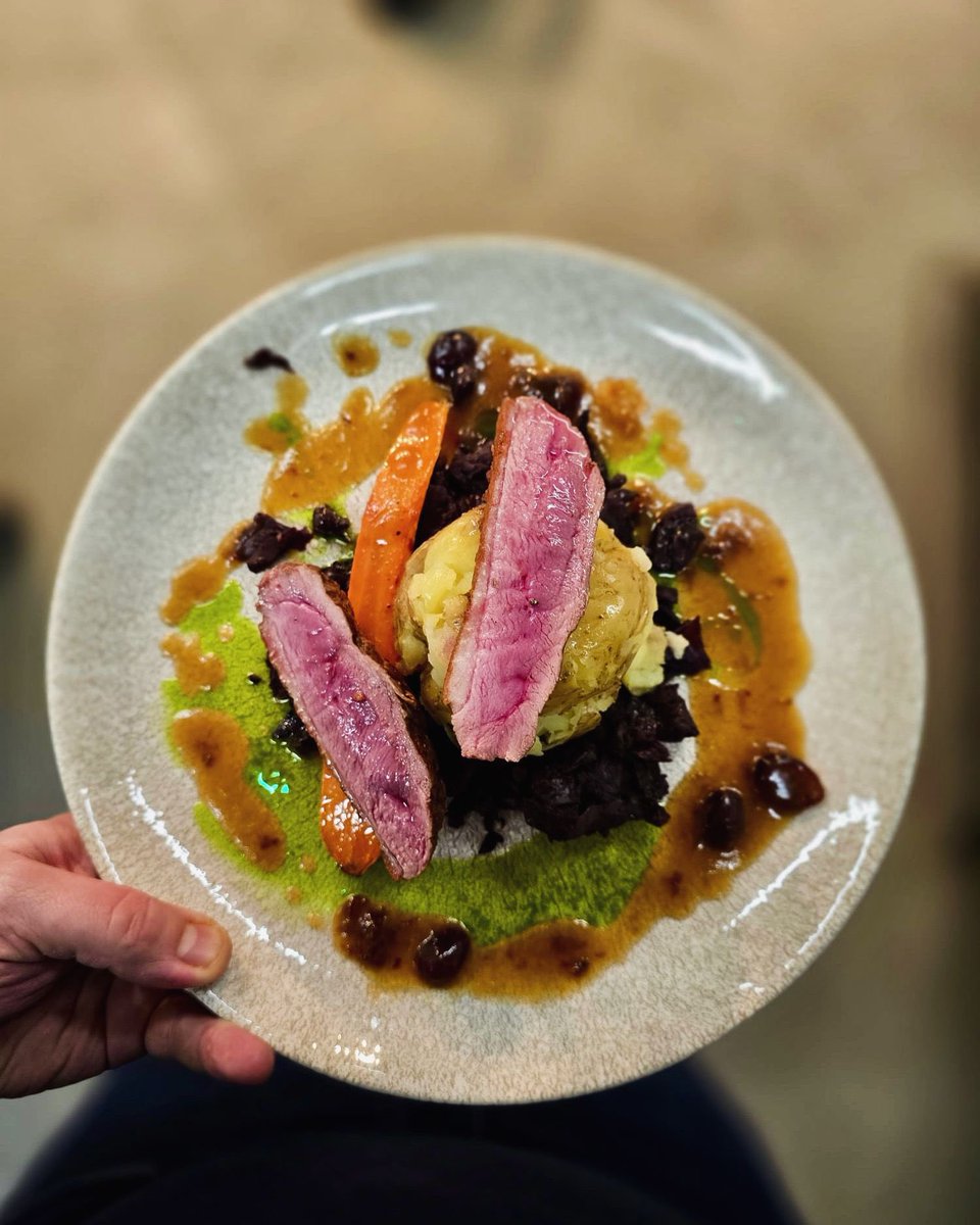 Gressingham duck breast, confit garlic potatoes, maple glazed carrot, red cabbage &amp; cranberry jus 👌