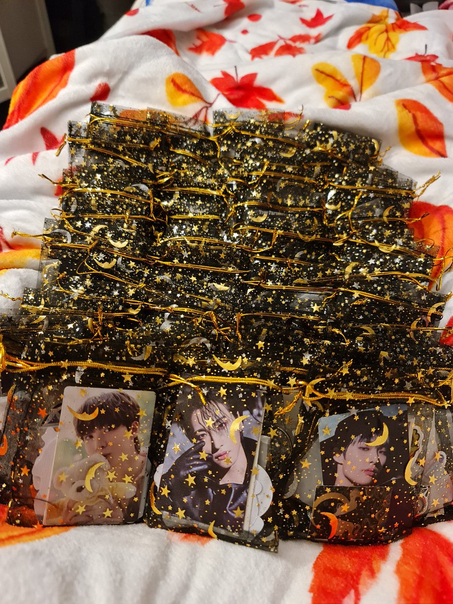 lainuxis's tweet image. Hi, #ATINY going to Manchester #ateez I have some goodie/surprise bags that I will be selling for 2£ each. They are handmade! Each bag contains 1-2 photocards with the members, various stickers and a key chain with charms (pirate theme)⛓️ ✨️let's have fantastic time together!!!