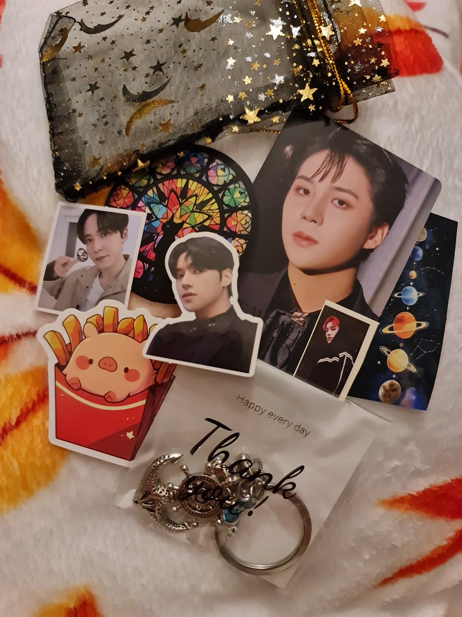 lainuxis's tweet image. Hi, #ATINY going to Manchester #ateez I have some goodie/surprise bags that I will be selling for 2£ each. They are handmade! Each bag contains 1-2 photocards with the members, various stickers and a key chain with charms (pirate theme)⛓️ ✨️let's have fantastic time together!!!