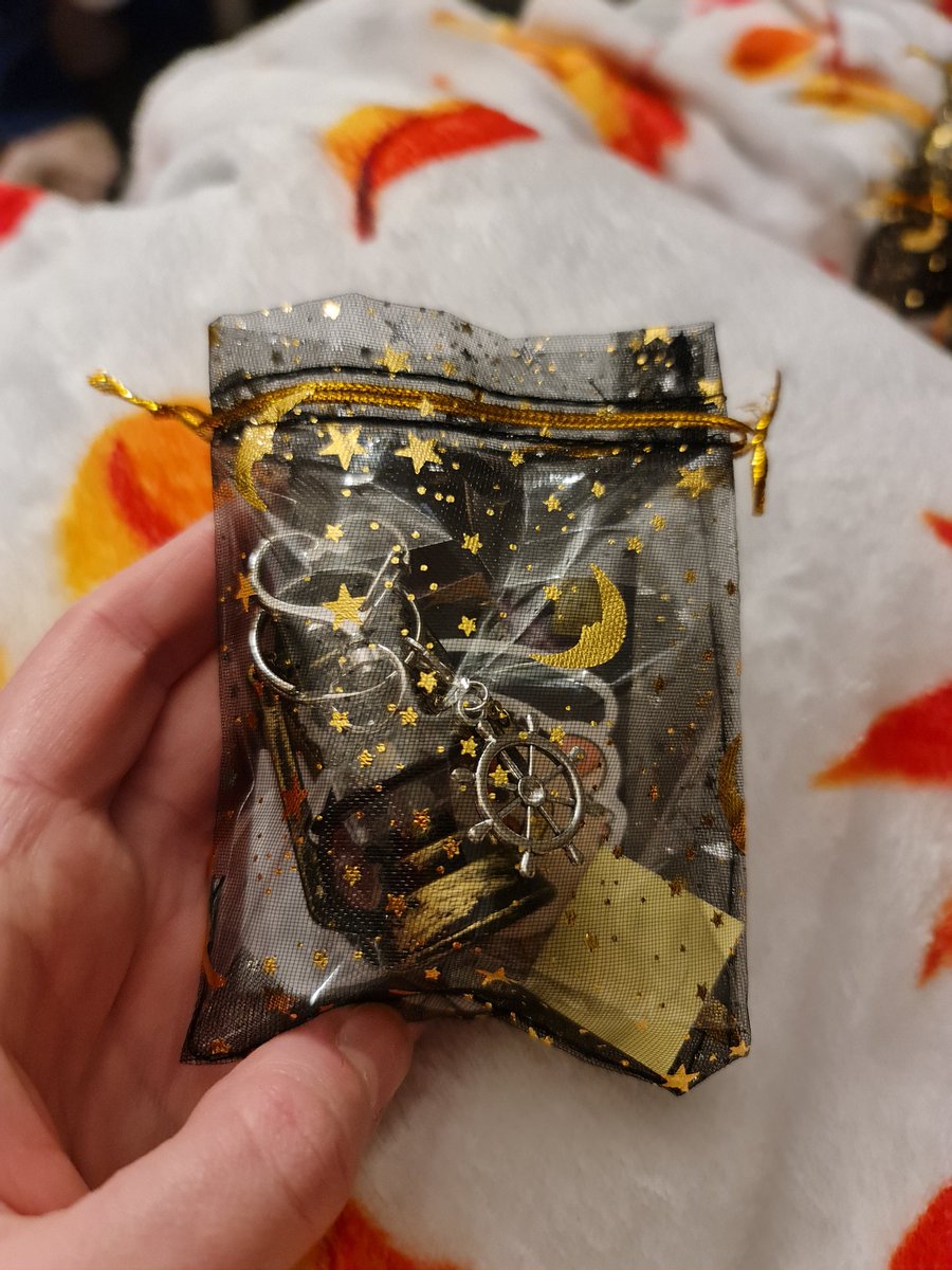 lainuxis's tweet image. Hi, #ATINY going to Manchester #ateez I have some goodie/surprise bags that I will be selling for 2£ each. They are handmade! Each bag contains 1-2 photocards with the members, various stickers and a key chain with charms (pirate theme)⛓️ ✨️let's have fantastic time together!!!