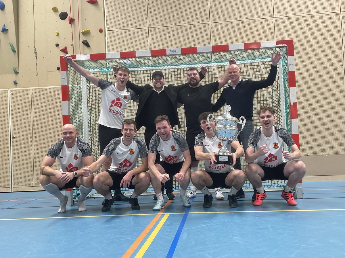 Dat was het <a href="/PrinsSport/">Prins Sport H'berg</a> zaalvoetbaltoernooi van <a href="/HHCHardenberg/">HHC Hardenberg</a>. De winnaar van de Henk Hakkers bokaal is zaal 1. Zij wonnen de finale van veld 4.