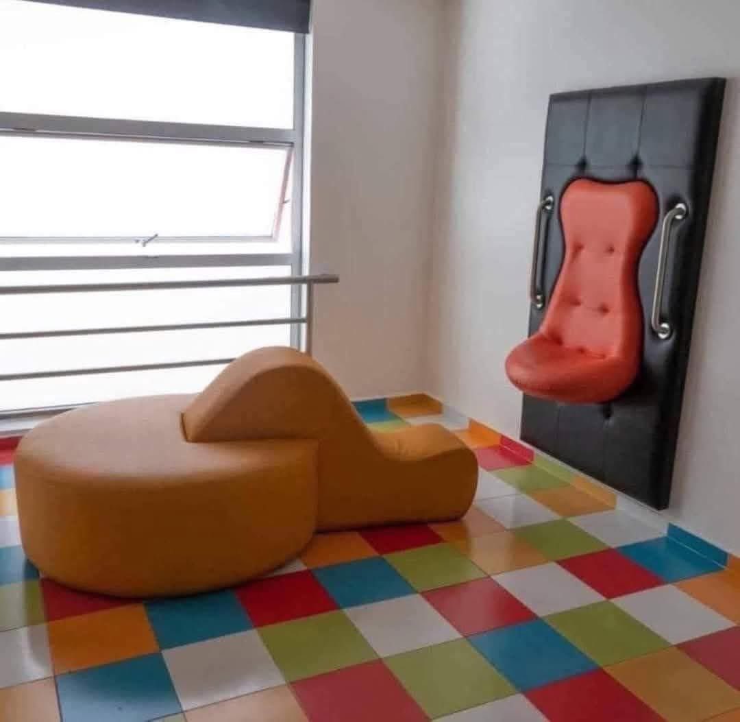 Finde das echt gemütlich, was der Dienstherr da hergerichtet hat. Cool Down Area heißt das wohl🧐🤭