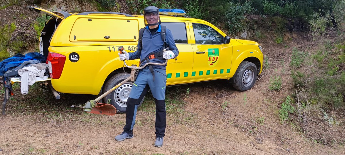 Aquest matí un grup de voluntaris i voluntàries de l'ADF de Sant Celoni han treballat de valent a la bassa del Pont de Can Toni. Una jornada més mirant d'adequar els espais de recollida d'aigua pels bombers en cas d'incendi 
#precaució
#prevenció
#preservació  #incendis #PHOTOS