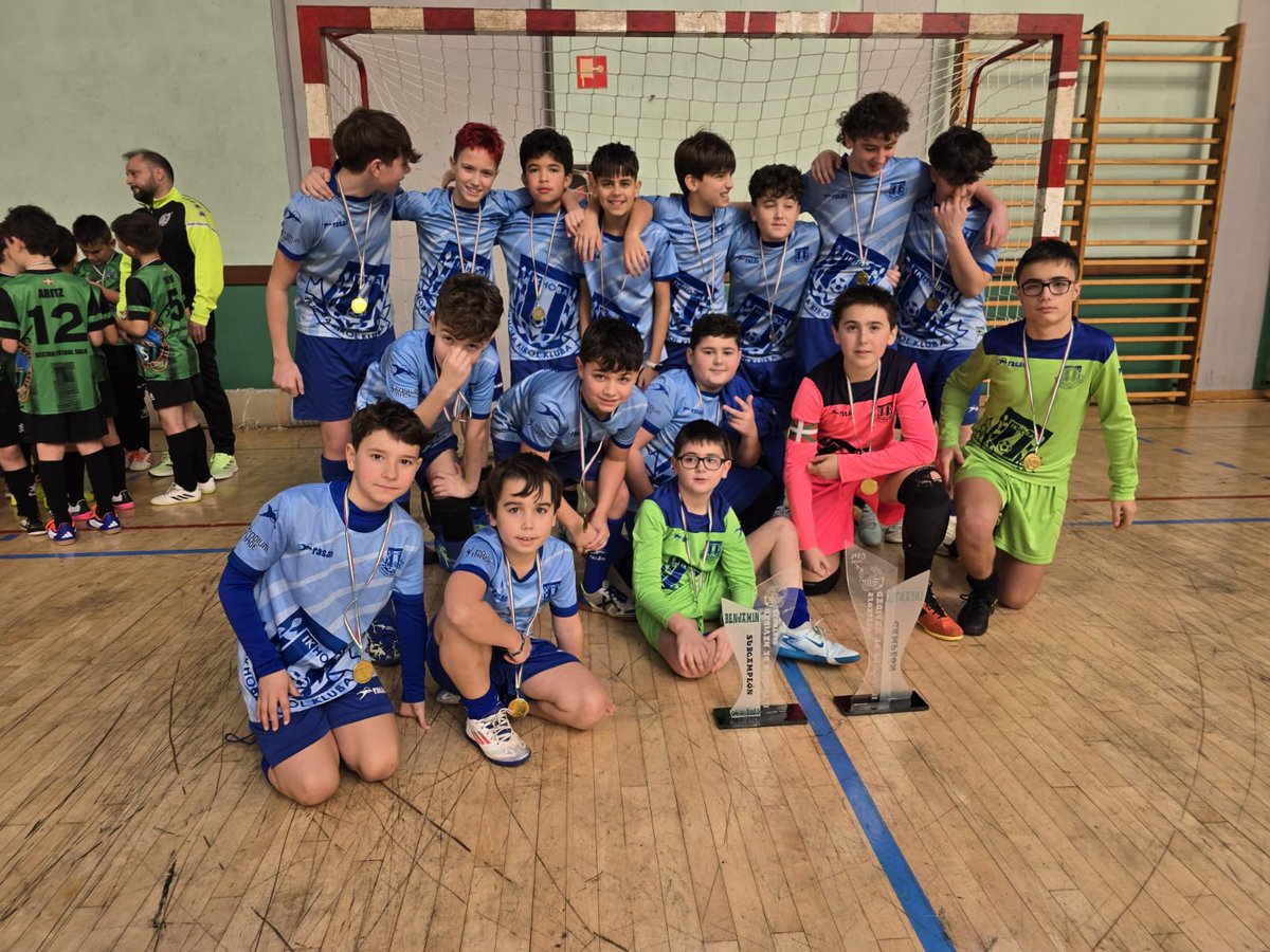 Hoy nuestro Benjamín 15 Iluna FS tras un brillante torneo, rematando con el subcampeonato, solo derrotado por el Sestao FS en la final por 3-0. Y lo han celebrado junto a sus compañeros del Infantil 12 Iluna que ha participado en el torneo. Ikhoba Beti Aurrera!
<a href="/Ikhobakirolklub/">Ikhoba Kirol Kluba</a>