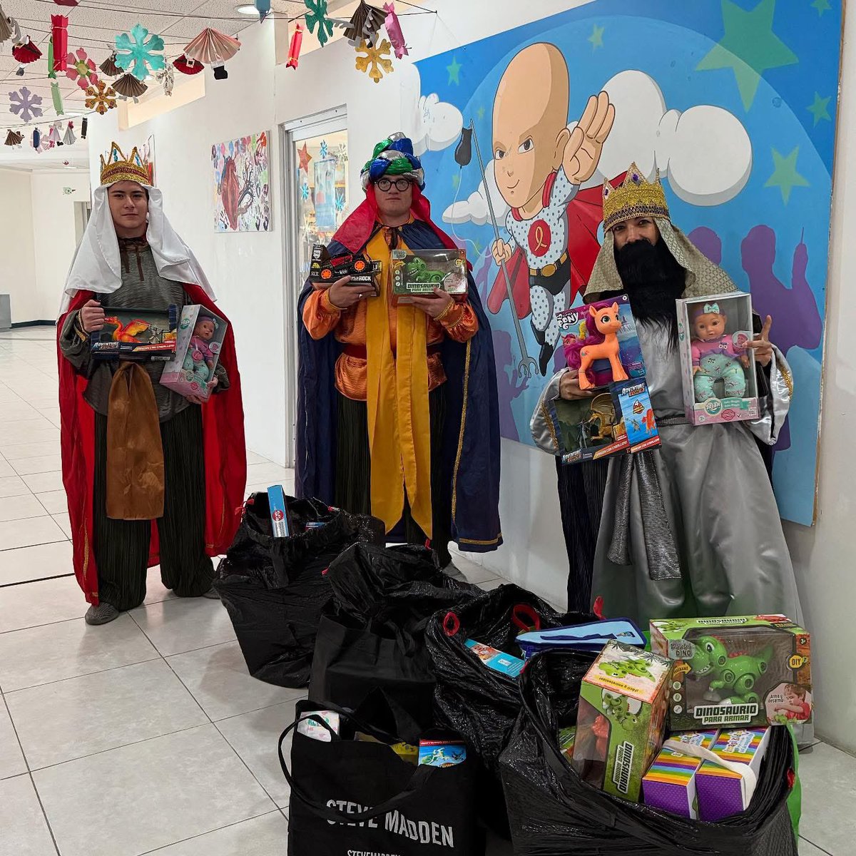 Iniciamos con los festejos de #ReyesMagos2025 y qué mejor lugar que en el hospi.

En verdad hubo magia, y no por los #reyesmagos o sus regalos, sino por los niños y niñas que en medio de su enfermedad, nos regalaron una sonrisa.

#VamosPorMás