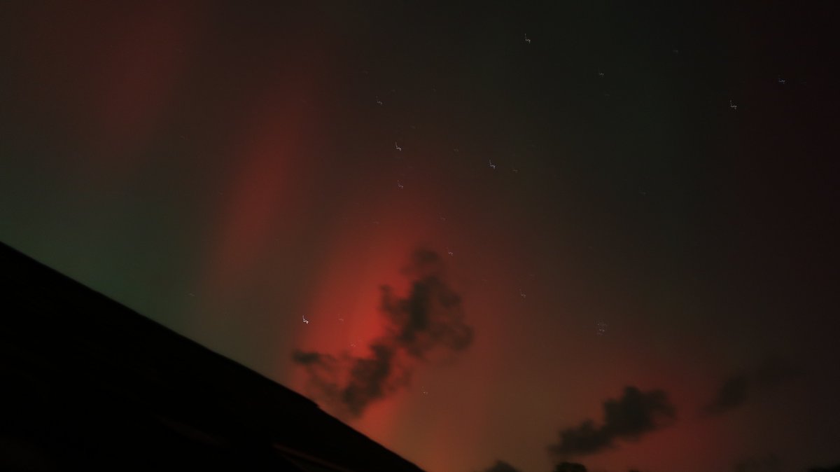 fractalcat888's tweet photo. @DailyPicTheme2 #DailyPictureTheme #Fromyourwindow 
From my skylight during recent aurora visible in the UK https://t.co/oQfD88UIyy