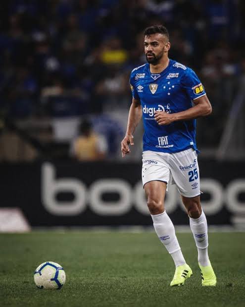 _luccarajao's tweet photo. NOVA OFERTA A CAMINHO!

André Cury, representante de Fabrício Bruno, se reuniu com o Cruzeiro e conseguiu aumentar a proposta pelo zagueiro do Flamengo de 5 milhões de euros por 50% para 7 milhões de euros por 70% + quase 1 milhão de euros em bônus.

🗞️@venecasagrande https://t.co/XhUgs4h0vC