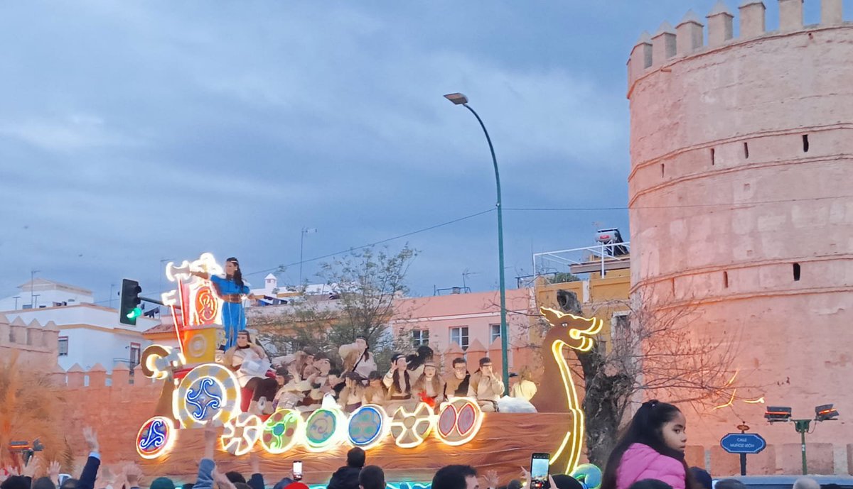 Muy fan de la carroza vikinga del <a href="/ateneodesevilla/">Ateneo de Sevilla</a> 
#CabalgataSev25