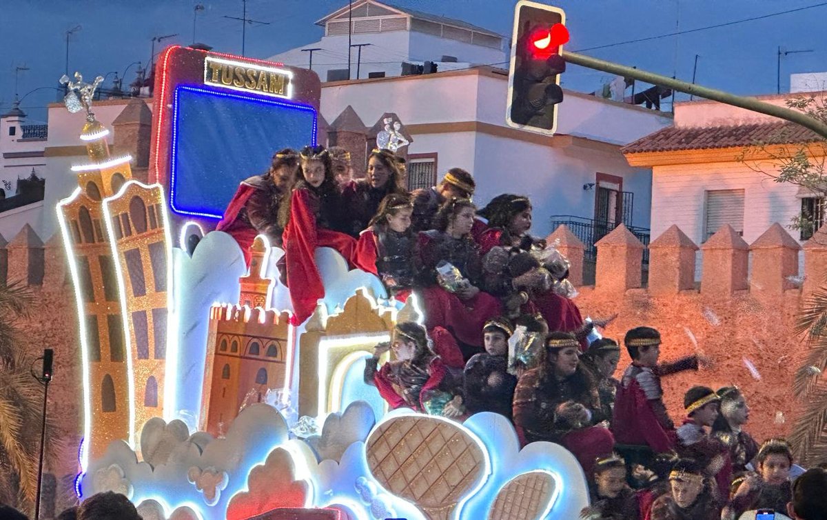 Enorme la carroza de <a href="/tussamoficial/">TUSSAM</a>.
Un acierto de <a href="/ateneodesevilla/">Ateneo de Sevilla</a>, como siempre.
#CabalgataSev25