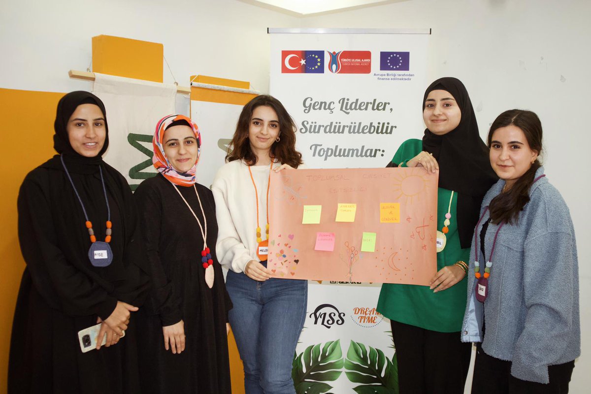 🌍 Projemiz Başladı!

Bugün “Genç Liderler Sürdürülebilir Toplumlar: Şanlıurfa’da Bir Değişim Hareketi” projemizin ilk buluşmasını gerçekleştirdik ve 20 katılımcımızla unutulmaz bir gün yaşadık. Program, tanışma etkinliğiyle başlayarak enerjimizi yükseltti.