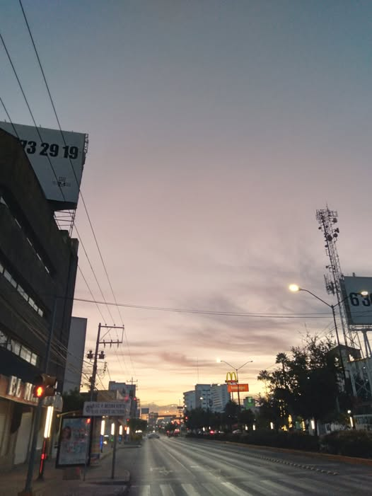 balamcoatl's tweet photo. «Not all those who wander are lost.» J.R.R. #Tolkien #ReflectionOfTheDay #InADayLikeToday #January3rd #Dawn #Amancer @ #León #Guanajuato https://t.co/DVLrZitB8s
