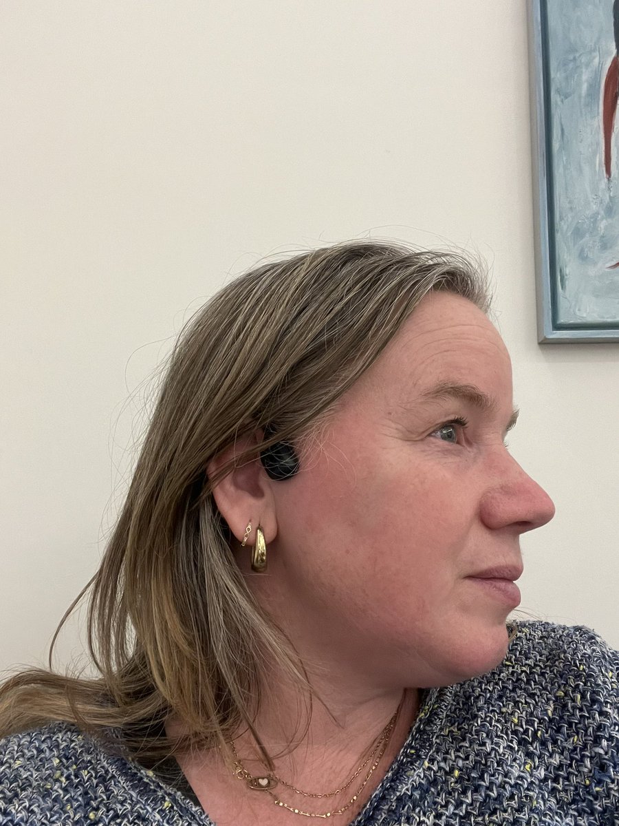 Leeuwmengerink's tweet image. Yes! Weer #wieisdemol kijken met #audiodescriptie van Earcatch! ♥️
Zo mooi dat dit (weer) kan! 
Vorig jaar met een Apple oortje in maar nu met m’n #shokz. 
Is ook erg fijn moet ik zeggen. 👍