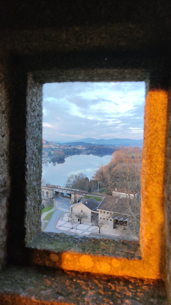 Hay ventanas olvido,
ventanas de cristales sucios
y mundos grises que no merecen ser recuerdo de lo vivido.
Hay ventanas promesa,
ventanas sin barreras
que te invitan a volar 
dejando los pies en la tierra.
Hay ventanas que no necesitan ser puerta.