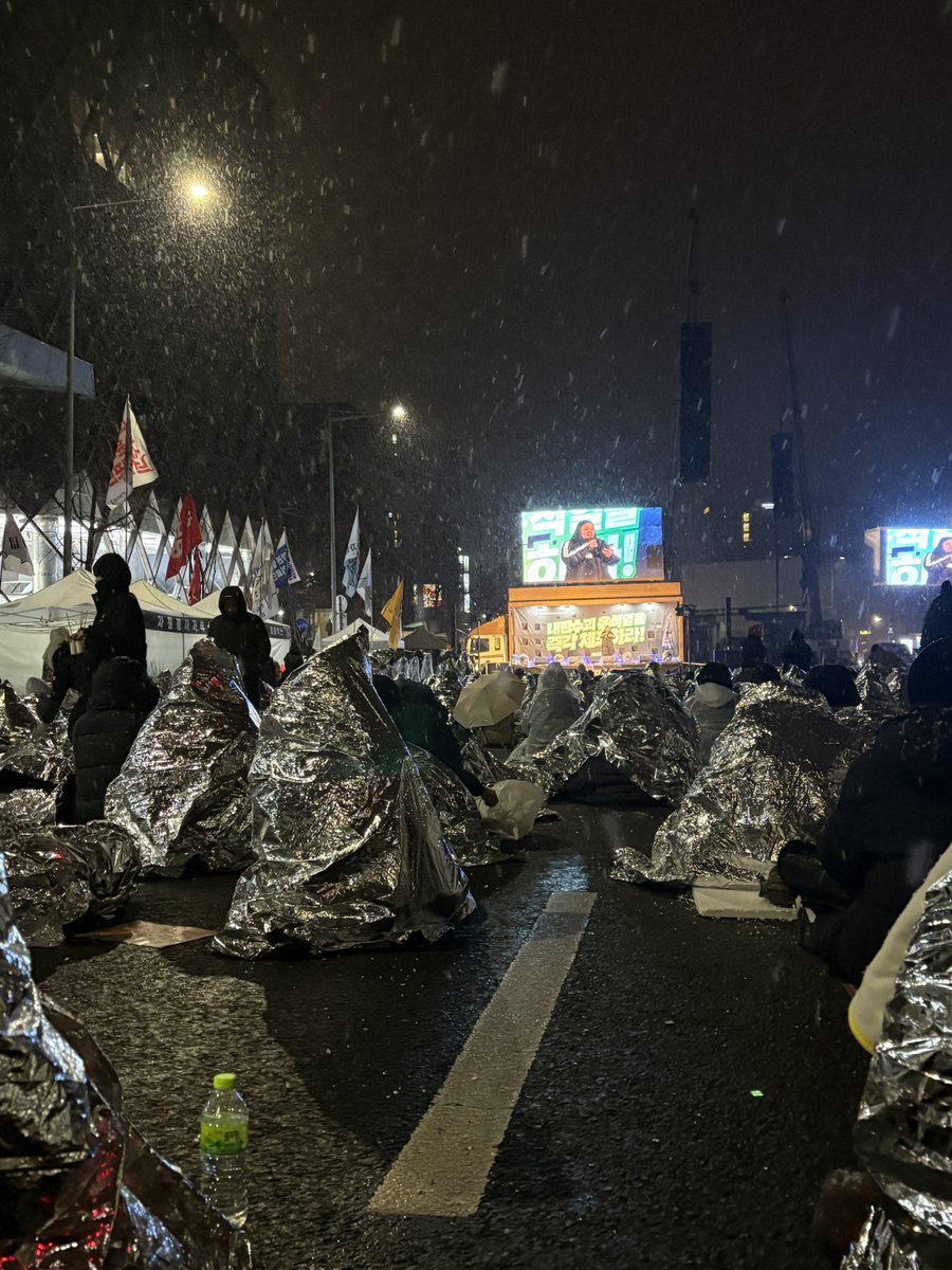 눈 많이 와서 다들 은박담요 두르고 키세스 되어버린